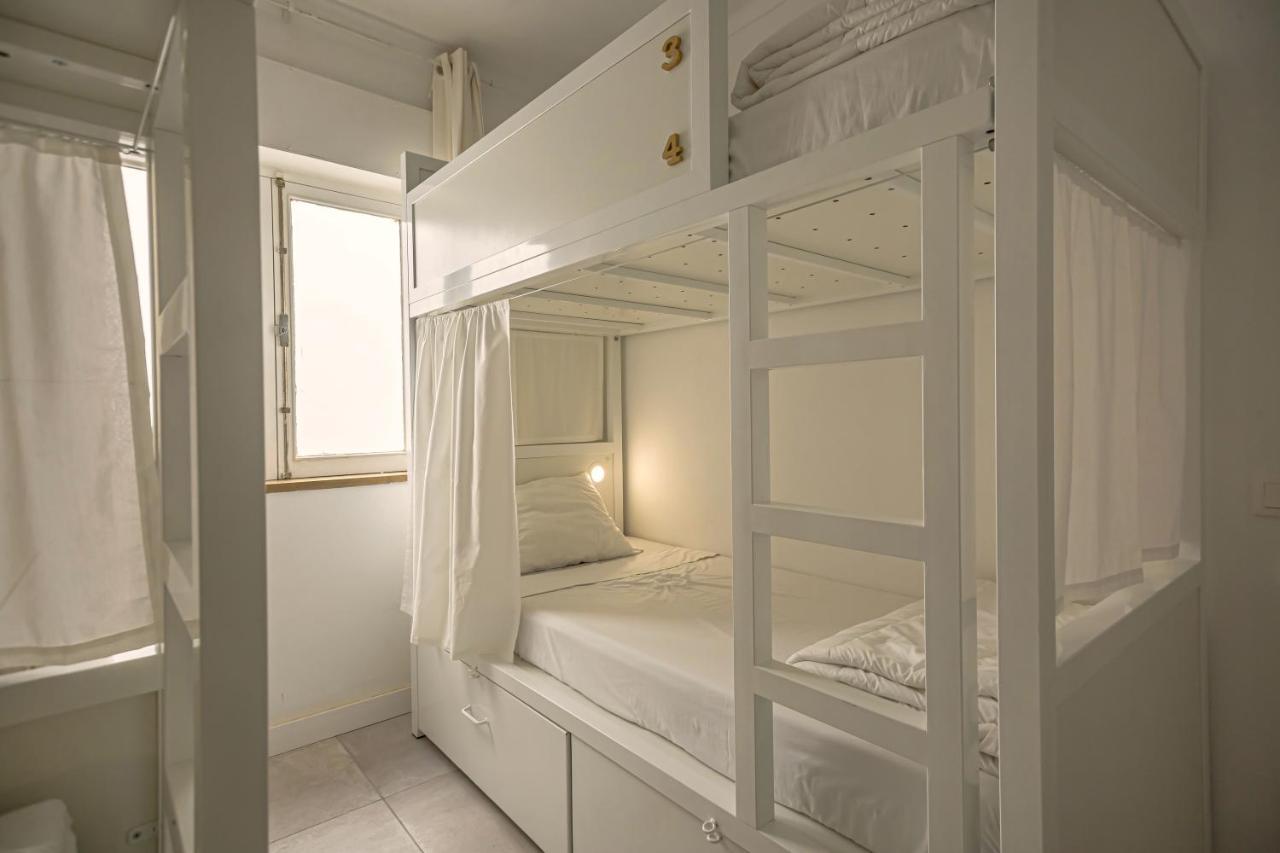Cama num Dormitório Misto com 4 Camas